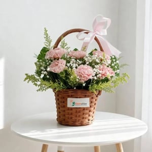 Blumenkorb 'Rosa Nelken im Korb-Arrangement - Peta'