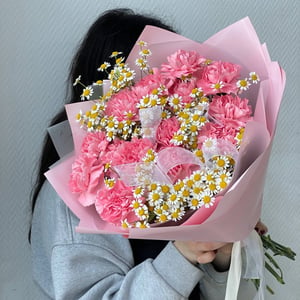 A bouquet of 15 pink carnations with daisies