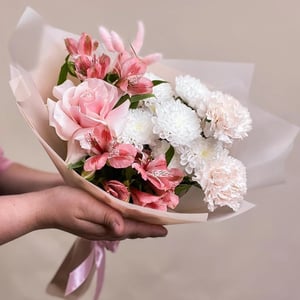Blumenstrauß 'Französische Rose mit Dianthus'