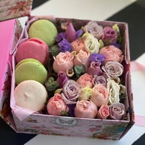 Sweet box with macaroons
