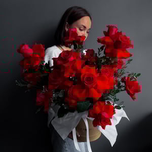 Flower box 'Valentines 1 - Red French Roses, 15 stems'