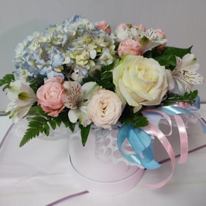 Hat box with flowers 'Flower arrangement with hydrangea'
