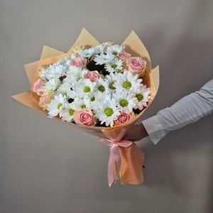 Delicate bouquet of roses and chrysanthemums