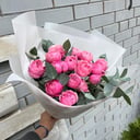 Ramo de rosas peonía con eucalipto