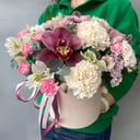 Hat box with flowers 'Delicate bouquet in a box 9'