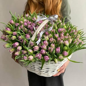 Flower basket 'Spring tulips'