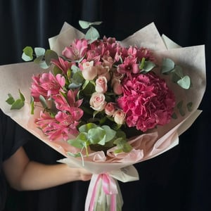 Bouquet 'Hydrangeas, roses, and alstroemeria'