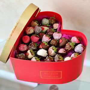 Erdbeeren in Schokolade im Herzen