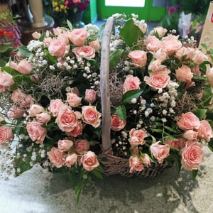Flower basket 'Delicate rose petals'