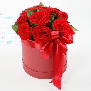 Arrangement 'Flowers in a box of 9 red roses "Kiss"'