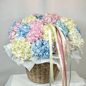 Flower basket 'The Luxury of Hydrangeas'