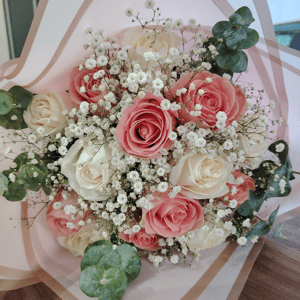 Bouquet of 12 white and pink roses