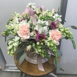 Hat box with flowers 'Garden of paradise'