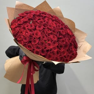 Bouquet '101 red roses in a craft'