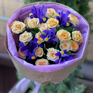 Blumenstrauß 'Spray roses and irises'