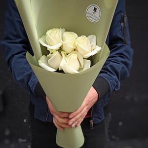 Mono bouquet of 5 white roses 50 cm