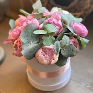 Hat box with flowers '15 Peonies in a box with eucalyptus'