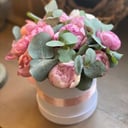 Blumenbox '15 Peonies in a box with eucalyptus'