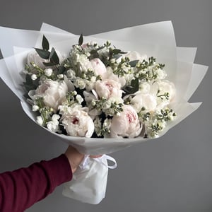 Blumenstrauß 'Weiße Pfingstrosen und duftende Stockrosen'
