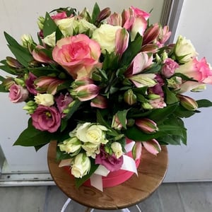 Hat box with flowers 'Happy moment'