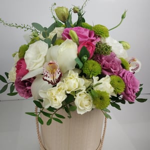 Hat box with flowers 'Reciprocity of feelings'