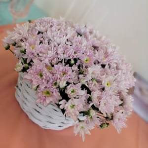 Flower basket 'Bush chrysanthemum in a wicker basket'