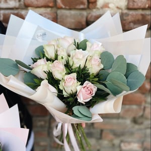 Bouquet 'Roses with eucalyptus'