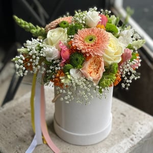 Hat box with flowers 'Flower delight'