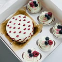 Torta bento y cupcakes con bayas