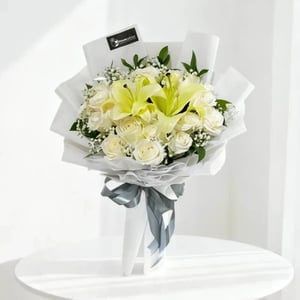 Blumenstrauß 'Weiße Lilien und Rosen'