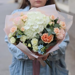 Ramo 'Delicate bouquet with hydrangea and forget-me-nots'