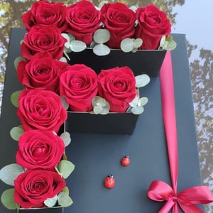 Blumenarrangement 'Buchstabe aus Rosen in kleiner Größe'