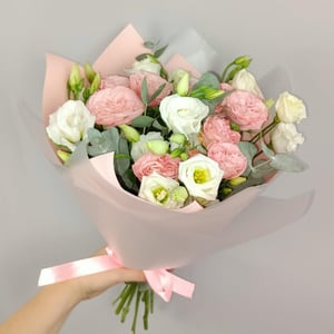 Blumenstrauß 'Strauß mit Pfingstrosen Rose und Eustoma'