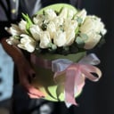 Blumenbox '21 weiße Tulpen mit Eukalyptus in einer Hutschachtel'