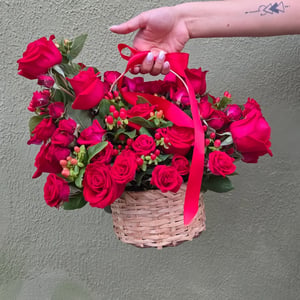 Flower basket 'Picnic of Roses'