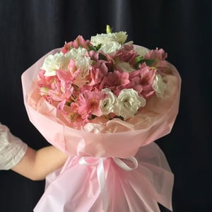 Bouquet 'Alstroemerias and lisianthus'