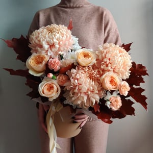 Hat box with flowers 'Avignon Chrysanthemums and Juliet Roses'
