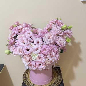 Hat box with flowers 'Pink lisianthus in box'