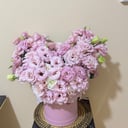 Hat box with flowers 'Pink lisianthus in box'