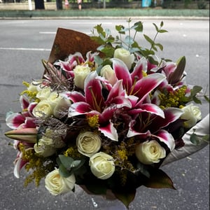 Bouquet 'Buquê nobre de lírio e rosa branca'