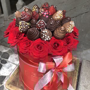 Box with roses and strawberries