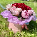 Hat box with flowers 'Air peonies'