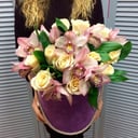 Hat box with flowers 'Trembling love'