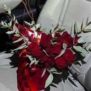 Hat box with flowers 'Red Fireworks'