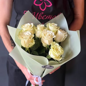 Bouquet of seven white roses