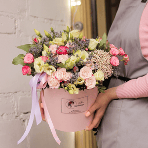 Blumenarrangement 'Delicate box with roses'