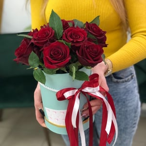 Hat box with flowers '9 roses in a box'