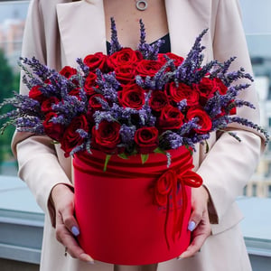 Hat box with flowers 'Mood Color: Red'