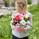 Frische Blumen in der Komposition des Autors