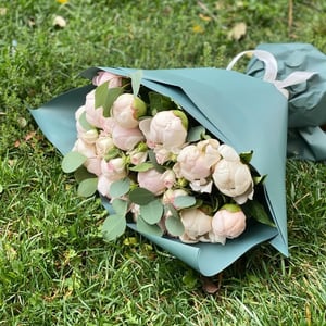 Ramo 'Peonies and spray rose'